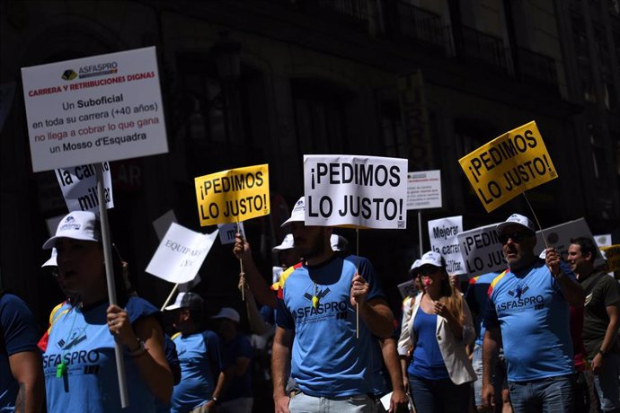 Archivo - Varios manifestantes marchan hacia el Congreso de los Diputados en una concentración de militares profesionales para reivindicar ‘dignidad salarial’, a 25 de junio de 2022, en Madrid (España). 