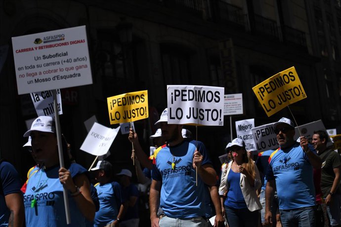 Archivo - Varios manifestantes marchan hacia el Congreso de los Diputados en una concentración de militares profesionales para reivindicar ‘dignidad salarial’, a 25 de junio de 2022, en Madrid (España). La concentración ha sido convocada por Las asociacio