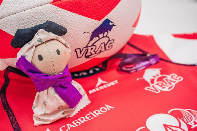 Micaela junto a un balón de rugby.