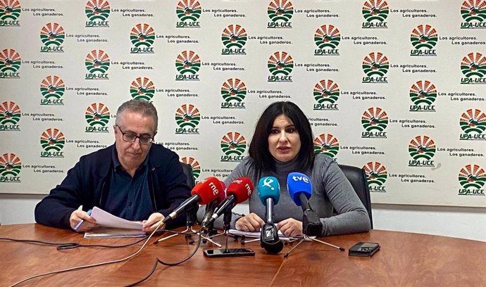 Responsables de UPA-UCe ofrecen una rueda de prensa sobre el viñedo