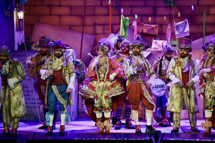 La comparsa 'Las ratas' gana el primer premio de su categoría en la final del COAC de Cádiz en el Gran Teatro Falla, a 28 de febrero de 2025 en Cádiz (Andalucía, España). 