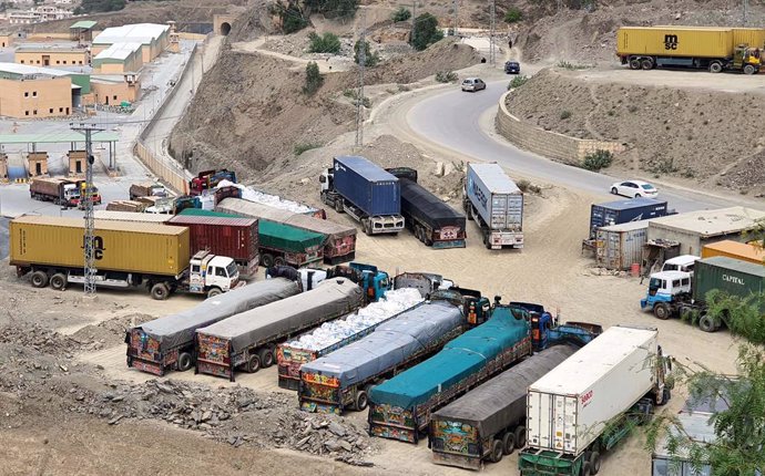 Archivo - August 16, 2024, Pakistan: LANDIKOTAL, PAKISTAN, AUG 16: A large number of cargo vehicles parked near Torkham .Border that cannot cross the border due to lack of documents after the implementation of the .Temporary Admission Documents (TED) poli