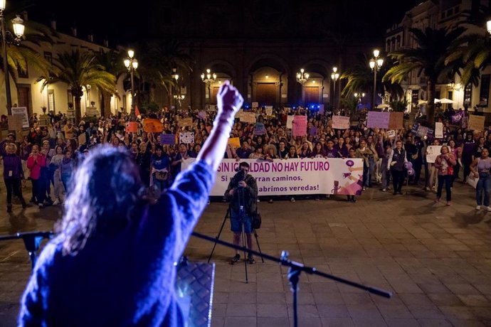 Archivo - Lectura del manifiesto durante una manifestación con motivo del Día Internacional de la Mujer, a 8 de marzo de 2023, en Las Palmas de Gran Canaria, Gran Canaria, Canarias, (España).