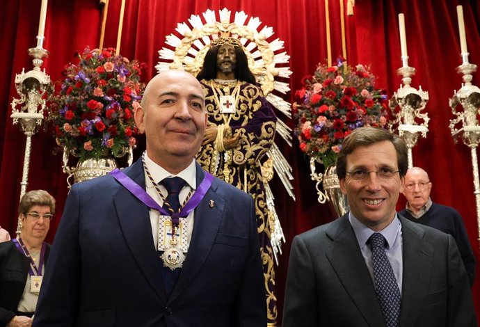 El alcalde de Madrid, José Luis Martínez-Almeida, y el concejal del distrito Centro, Carlos Segura, durante el Besapiés de la imagen del Cristo de Medinaceli, en la Basílica de Jesús de Medinaceli, a 7 de marzo de 2025, en Madrid (España).