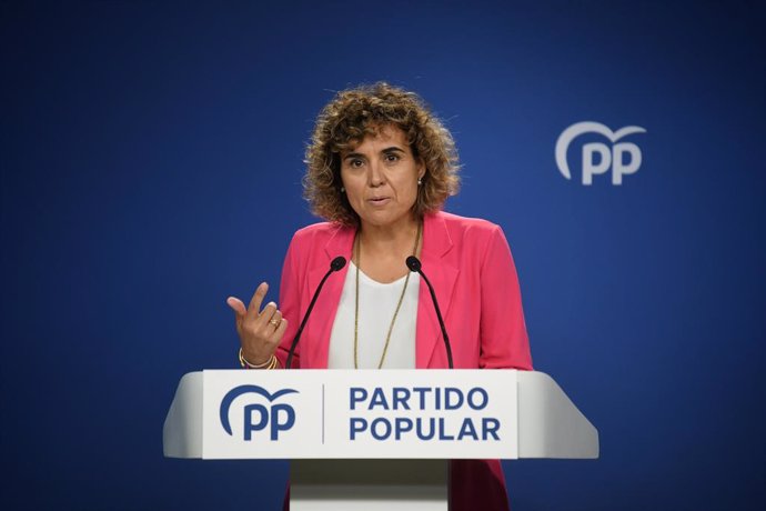 Archivo - Arquivo - A porta-voz do PP no Parlamento Europeu, Dolors Montserrat, dá uma coletiva de imprensa na sede do PP em 5 de agosto de 2024 em Madri (Espanha). Durante a coletiva de imprensa, a porta-voz do Partido Popular no Parlamento Europeu, Dolo