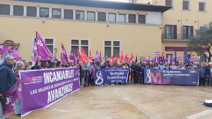 Delegados de UGT y CCOO se concentran en la plaza del Olivar de Palma por el 8M.
