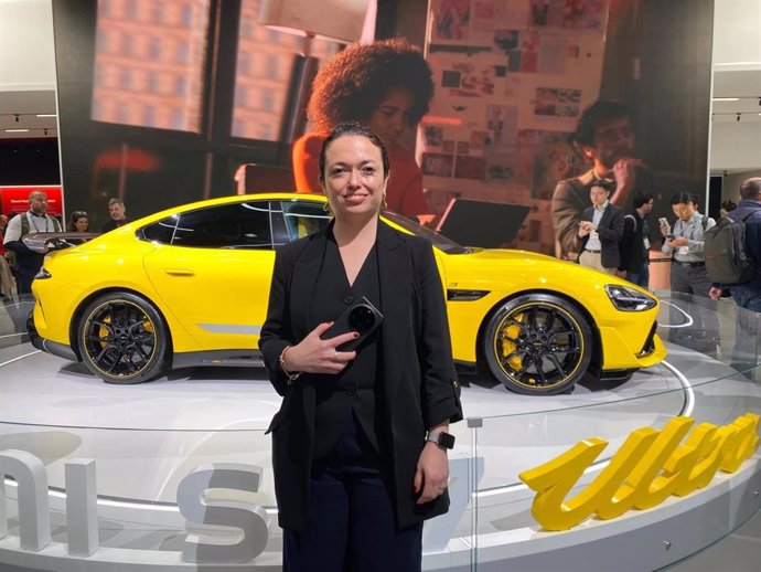 A responsável pelo marketing ibérico da Xiaomi, Nelly de Navia, no Mobile World Congress de 2025.