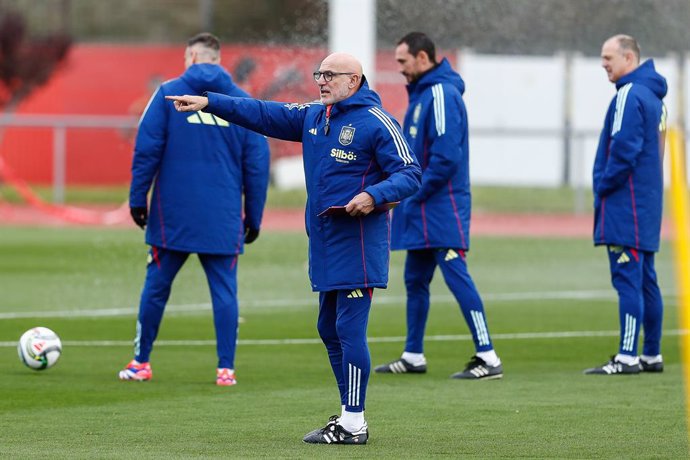 Archivo - Luis de la Fuente, técnico da Espanha, gesticula durante uma sessão de treinamento antes dos jogos da seleção espanhola de futebol na Liga das Nações da UEFA, na Ciudad del Futbol, em 14 de novembro de 2024, em Las Rozas, Madri, Espanha.