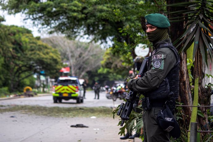 Archivo - November 8, 2024, Jamundi, Valle Del Cauca, Colombia: Members of the criminalistic group of Colombia's national police take evidence and secure the area of a remote explosive planted on a bike in Jamundi, Colombia where 3 remote bombs have been 