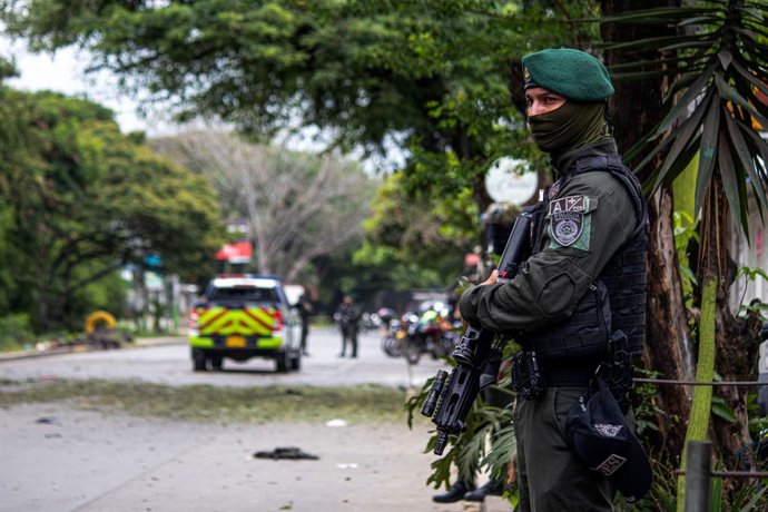 Arquivo - 8 de novembro de 2024, Jamundi, Valle Del Cauca, Colômbia: Membros do grupo criminalista da polícia nacional da Colômbia coletam evidências e protegem a área de um explosivo remoto colocado em uma bicicleta em Jamundi, Colômbia, onde três bombas