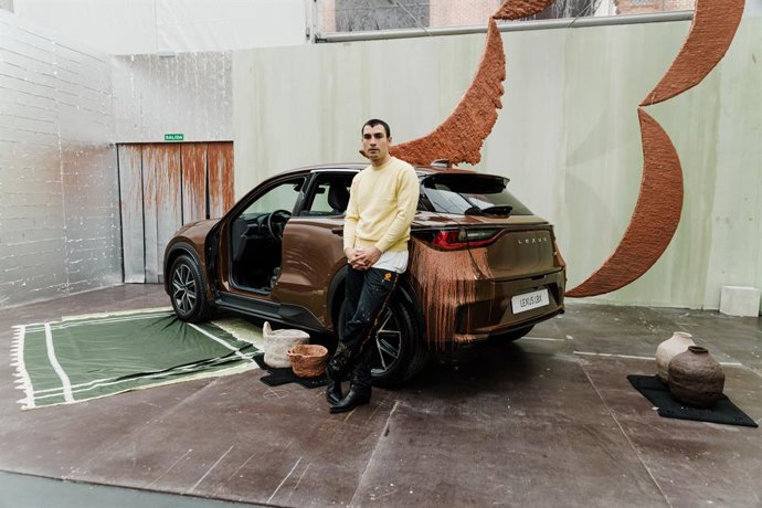 El artista Andrés Izquierdo junto a la obra 'Reflejos del Silencio' de Lexus en UVNT Art Fair 2025, en Matadero Madrid, a 7 de marzo de 2025, en Madrid (España). Lexus participa por segundo año consecutivo en la feria dedicada al Nuevo Arte Contemporáneo 