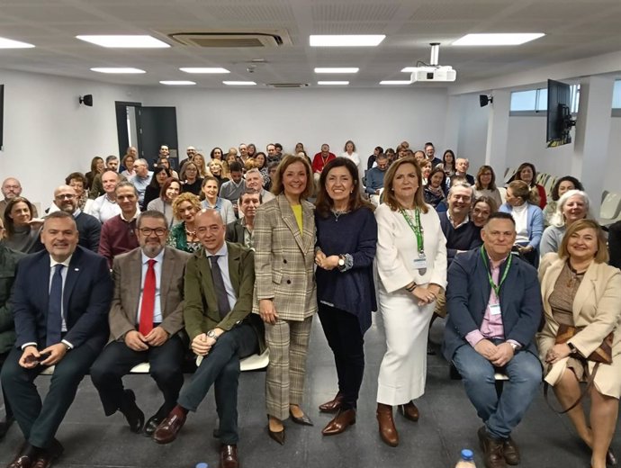 (Desde Izda., De Pie) Valle García, María Jesús Botella Y La Propia Ana Leal, En El Acto De Presentación De La La Nueva Gerente Del Distrito De Atención Primaria Córdoba Y Guadalquivir.