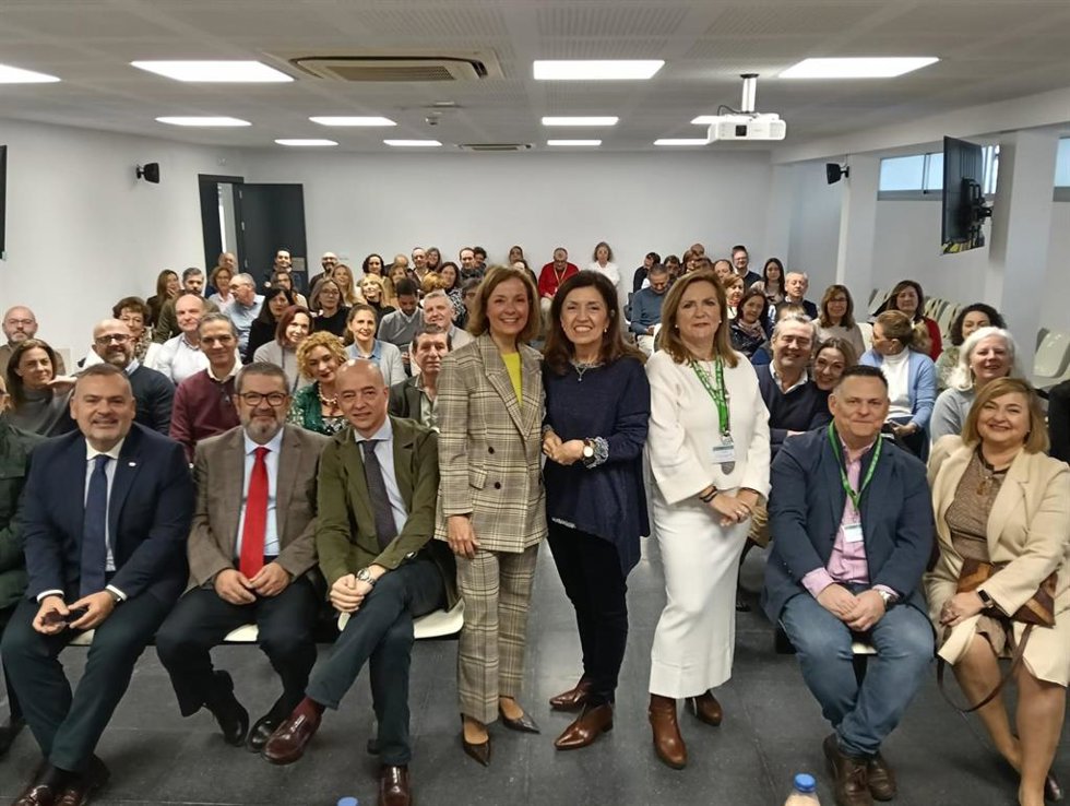 (Desde Izda., De Pie) Valle García, María Jesús Botella Y La Propia Ana Leal, En El Acto De Presentación De La La Nueva Gerente Del Distrito De Atención Primaria Córdoba Y Guadalquivir.