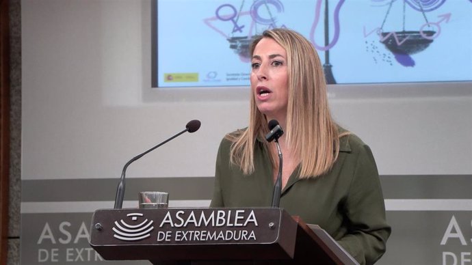 La presidenta de la Junta de Extremadura, María Gurdiola, interviene en el acto institucional del Día Internacional de la Mujer