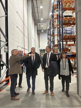 El conseller de Empresa y Trabajo de la Generalitat, Miquel Sàmper, durante su visita a DC Fine Chemicals.