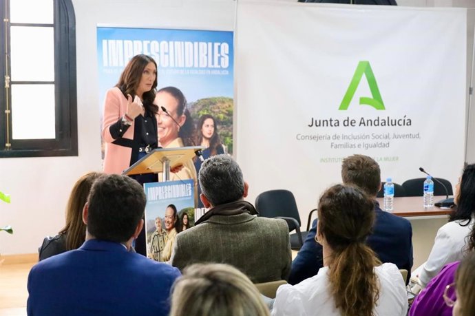 La consejera de Inclusión Social, Juventud, Familias e Igualdad, Loles López, en el acto institucional con motivo del Día Internacional de la Mujer celebrado en Huelva.