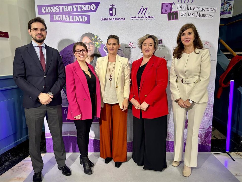Miembros del PP de C-LM en el acto institucional del Gobierno regional por el 8M