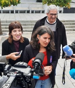 La portavoz de Unidas por Extremadura, Irene de Miguel, junto a los también diputados autonómicos Nerea Fernández y Joaquín Macías, en declaraciones a los medios tras el acto institucional del 8M de 2025 en la Asamblea