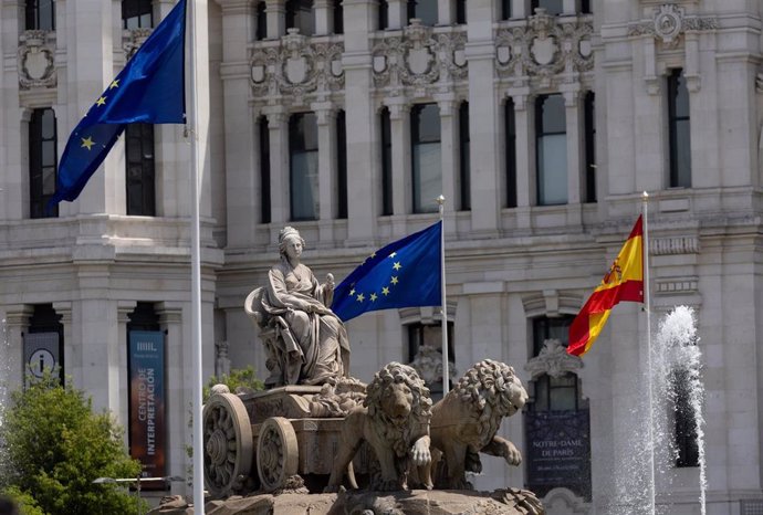 Archivo - Bandera de la Unión Europea, en la plaza de Cibeles,
