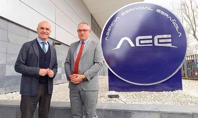 El portavoz del Grupo Socialista del Ayuntamiento de Sevilla, Antonio Muñoz, con el director de la Agencia Espacial Española, Juan Carlos Cortés