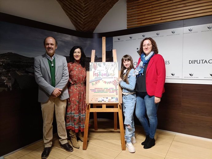 El director del Cemart, Antonio Marín; la vicepresidenta Primera de la Diputación de Cáceres, Esther Gutiérrez, la cantante Clhoe de la Rosa, y la alcaldesa de Pescueza, Agustina Fernández, en la presentación del Festivalino