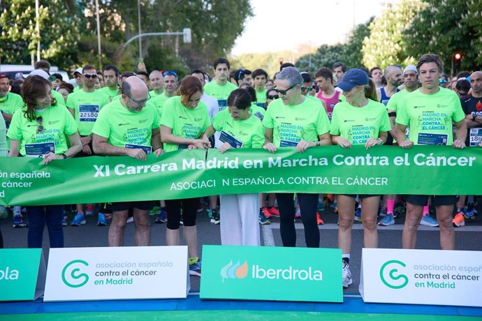 Archivo - La ministra de Sanidad, Mónica García, corta la cinta de inicio de la XI Carrera Madrid en marcha por el Cáncer, en el Paseo de la Castellana.