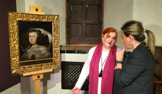 La delegada del Gobierno, Milagros Tolón, y la directora del Museo del Greco, Rosa Becerril, ante uno de los cuadros de la microexposición.