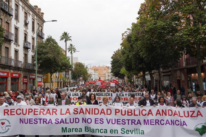 Archivo - Manifestación de Marea Blanca en Sevilla. Imagen de archivo.