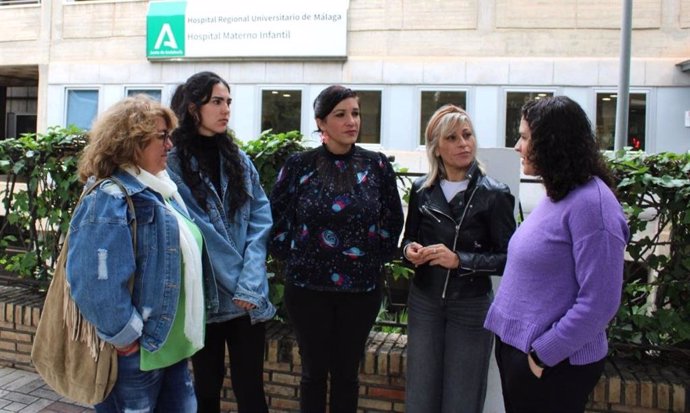 La coordinadora provincial de Izquierda Unida Málaga, Toni Morillas; la responsable de la Red de Feminismos de IU en la provincia de Málaga, Victoria Morales; y la responsable de Feminismos de IU Málaga, Noemi Escobar