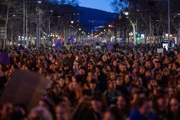 Archivo - Centenares de personas durante la manifestación del 8M, a 8 de marzo de 2024, en Barcelona, Catalunya (España). Con motivo del Día Internacional de la Mujer, la portavoz de la comisión de comunicación de Asamblea 8M Natàlia Cámara ha señalado qu
