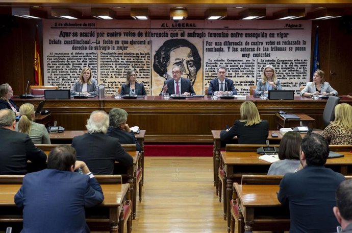 Archivo - La senadora del PSOE, Lucía Yebes, la senadora del PP, Estela Darocas, el senador del PP, Gerardo Camps,  la senadora del PSOE, Amparo Marco, y la senadora del PSOE, Amparo Torres, durante la constitución de la comisión de investigación sobre la