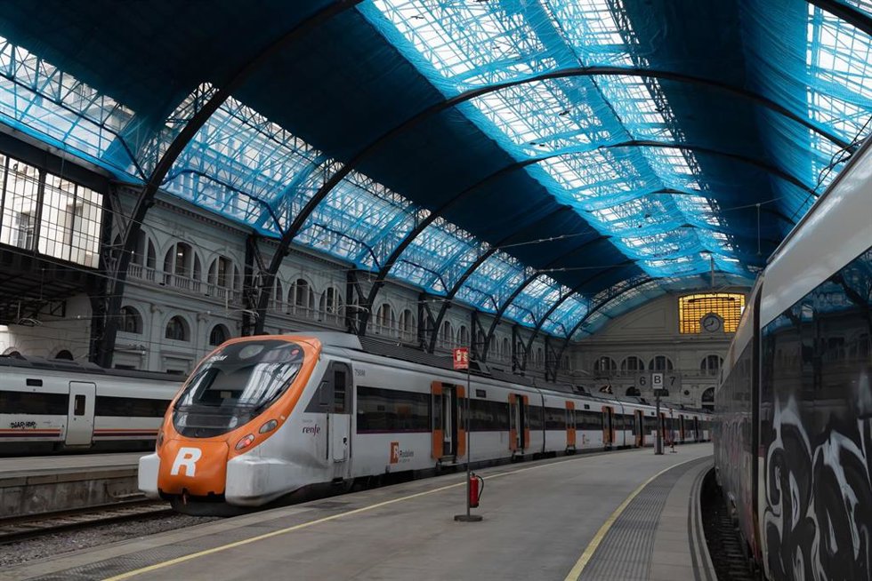 Un tren en la estación de Francia, donde opera Rodalies, a 21 de febrero de 2025, en Barcelona, Catalunya (España).