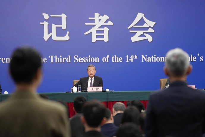 PEQUIM, 7 de março de 2025 -- O Ministro das Relações Exteriores da China, Wang Yi, que também é membro do Bureau Político do Comitê Central do Partido Comunista da China, participa de uma coletiva de imprensa sobre a política externa e as relações extern