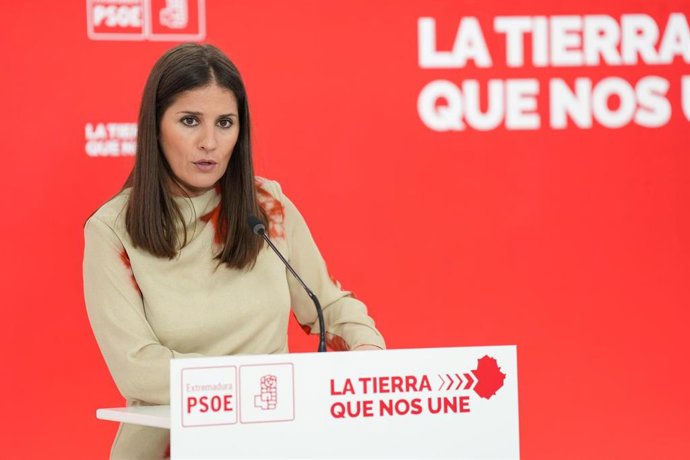 La portavoz del PSOE de Extremadura, Isabel Gil Rosiña, en una rueda de prensa en Mérida.