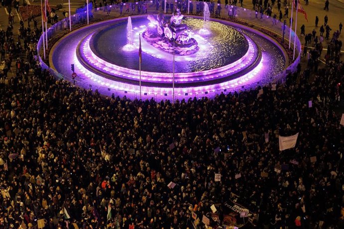 Archivo - Vista aérea con centenares de personas durante la manifestación convocada por la Comisión 8M por el Día Internacional de la Mujer, a 8 de marzo de 2024, en Madrid (España). La Comisión 8M ha convocado esta protesta bajo el lema, ‘Patriarcado, Ge