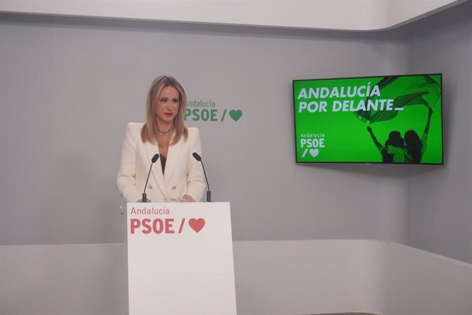 La secretaria de Educación del PSOE-A, Patricia Alba, en rueda de prensa.