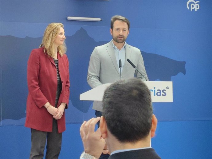 La vicesecretaria nacional de Desarrollo Sostenible del PP, Paloma Martín, y el presidente del PP de Asturias, Álvaro Queipo.