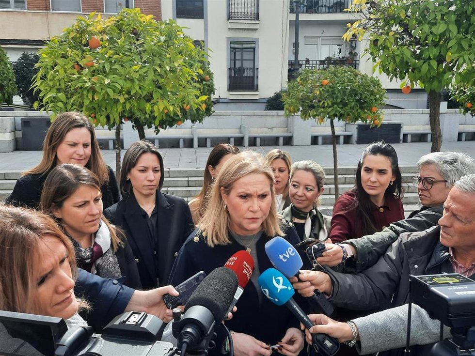 La vicesecretaria de Acción Social del PP de Extremadura, Teresa Tortonda, en declaraciones a los medios tras el acto institucional celebrado en la Asamblea con motivo del 8M de 2025