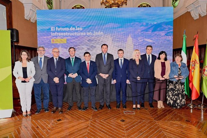 El ministro Puente, junto a representantes del Ayuntamiento de Jaén, la Diputación y la Junta de Andalucía.