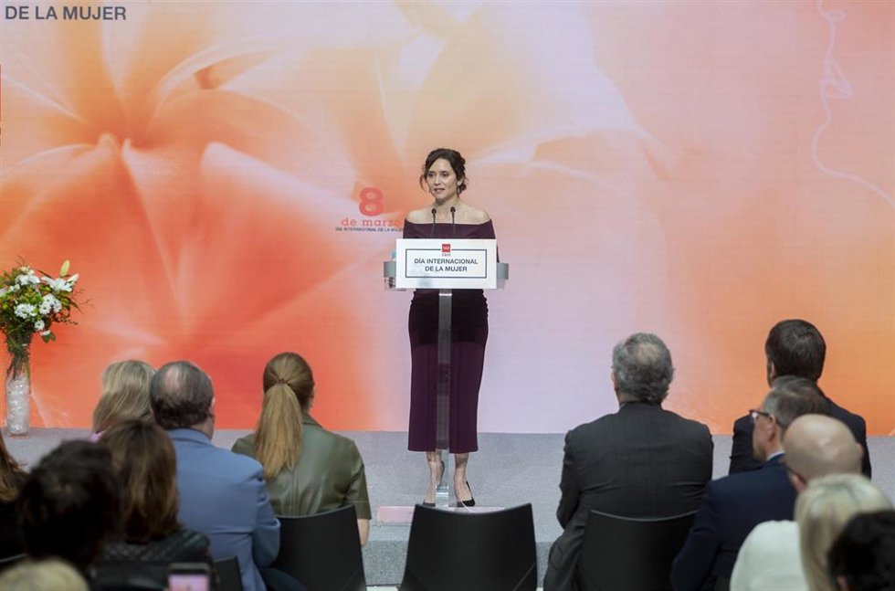 La presidenta de la Comunidad de Madrid, Isabel Díaz Ayuso, durante el acto de entrega de los Reconocimientos 8 de Marzo, en la Real Casa de Correos, a 7 de marzo de 2025, en Madrid (España). Los galardones, que entrega el Ejecutivo regional con motivo 