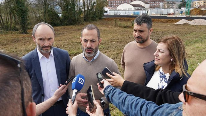 El alcalde de Siero, Ángel García, atiende a los medios de comunicación.