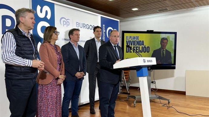 Tellado en su intervención en Burgos, junto a los senadores Javier Lacalle y Raquel González, el presidente del PP y de la Diputación, Borja Suárez y el diputado Ángel Ibáñez.