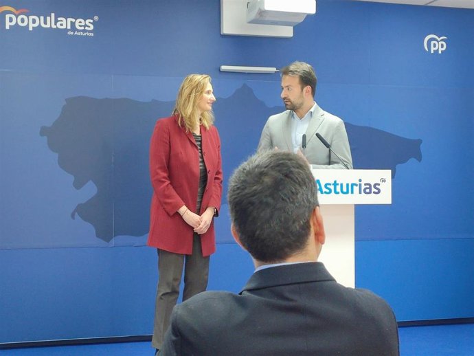 La vicesecretaria nacional de Desarrollo Sostenible del PP, Paloma Martín, y el presidente del PP de Asturias, Álvaro Queipo.
