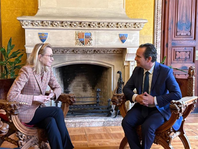 La embajadora de Alemania en España, Maria Margarete Gosse, y el conseller insular de Presidencia, Antoni Fuster, mantienen un encuentro en el Palau del Consell de Mallorca.