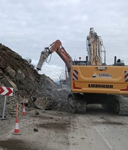Trabajos en el talud afectado de la A-132 en Las Peñas de Riglos (Huesca) que ha obligado al corte total de la vía entre los kilómetros 46 y 59.