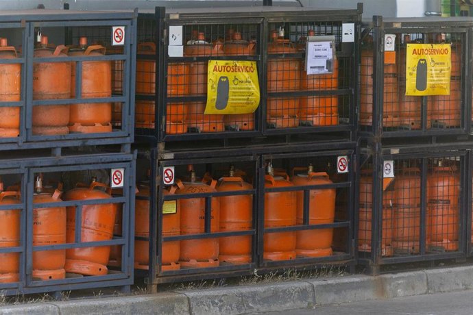 Archivo - Bombonas de butano en una gasolinera, a 16 de julio de 2024, en Madrid (España). El precio máximo de venta al público de la bombona de butano bajará un 5% a partir de hoy, hasta los 15,34 euros, con lo que encadenará su segunda revisión a la baj