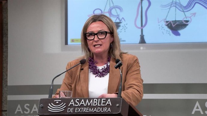 La presidenta de la Asamblea de Extremadura, Blanca Martín, interviene en el acto institucional por el Día Internacional de la Mujer
