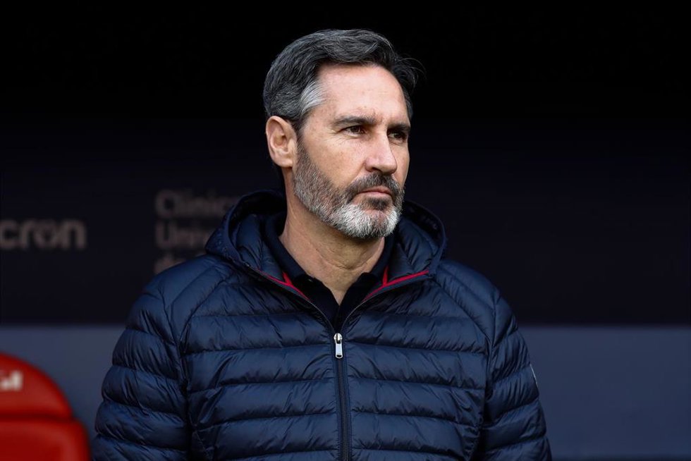 Vicente Moreno, head coach of CA Osasuna looks on during the Spanish league, LaLiga EA Sports, football match played between CA Osasuna and Real Madrid at El Sadar Stadium on February 15, 2025 in Pamplona, Spain.