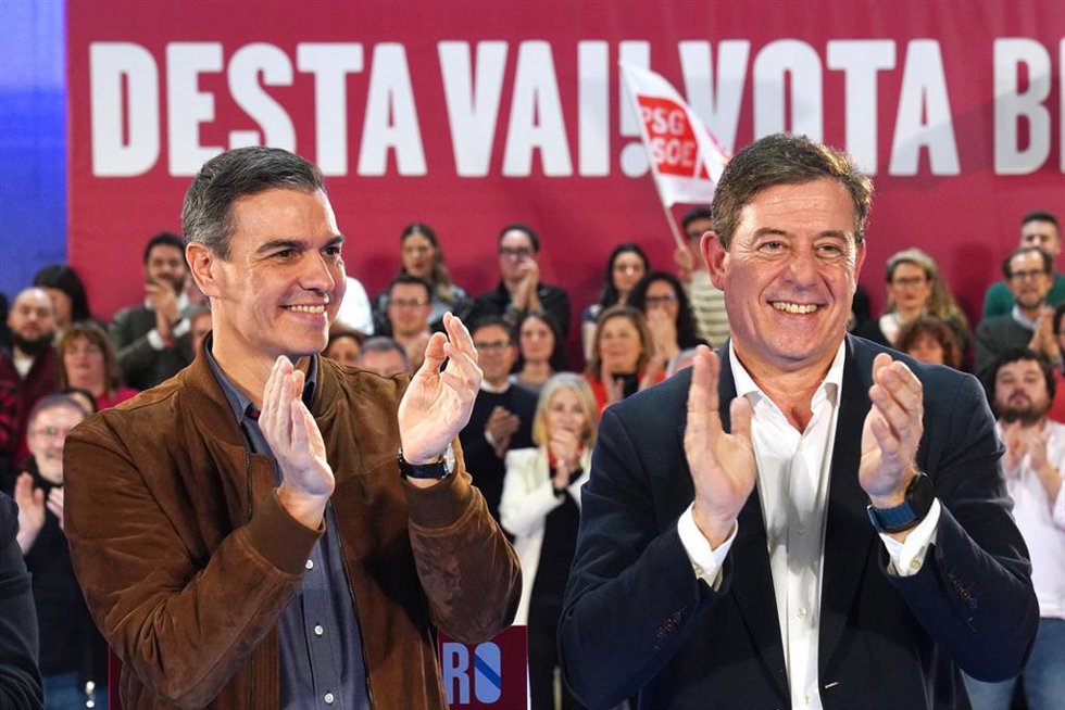 Archivo - El secretario general del PSOE y presidente del Gobierno, Pedro Sánchez (i) y el candidato del PSdeG a la Presidencia de la Xunta, José Ramón Gómez Besteiro (d), durante el cierre de la campaña electoral del PSdeG-PSOE, en el Pavillón Fontiñas
