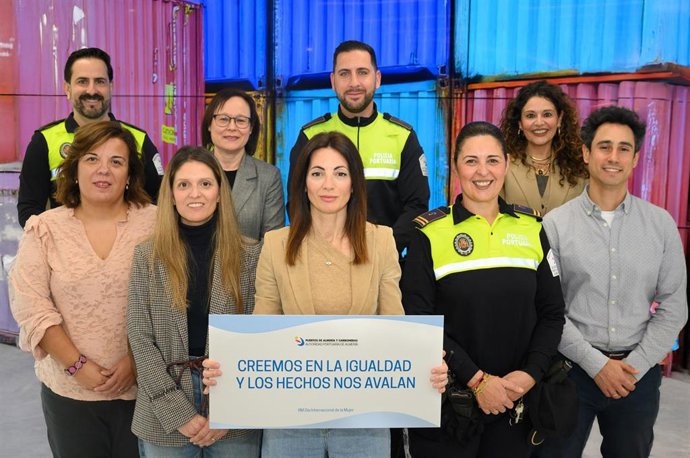 Imagen de grupo de la campaña de la Autoridad Portuaria de Almería (APA) por el Día de la Mujer 8M.